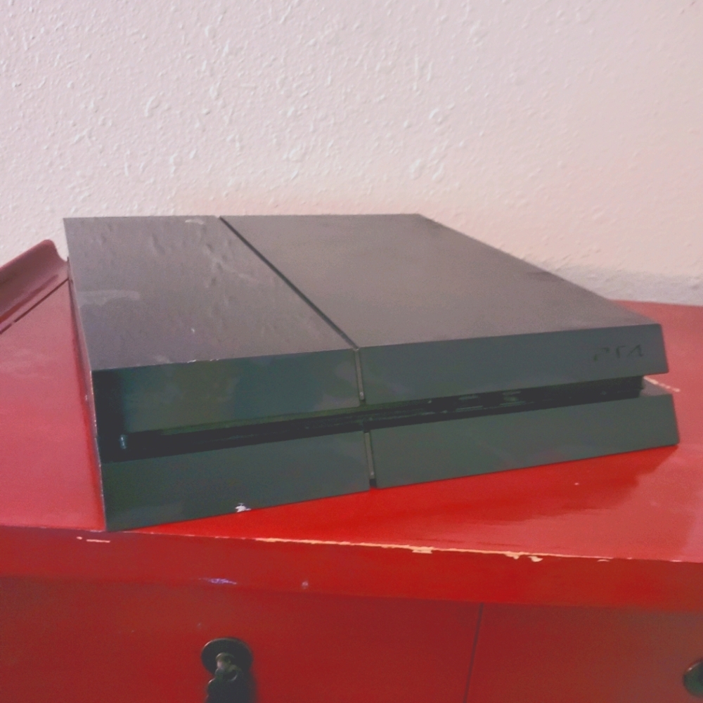 Ps4 console and controller